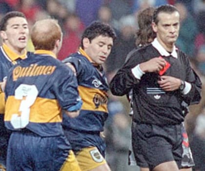 Javier Castrilli, implacable con Diego Maradona; de espaldas, Carlos Javier Mac Allister