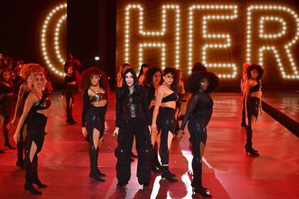 A cargo de Cher estuvo el cierre del desfile. La mítica cantante y actriz ofreció un espectáculo en el que cantó dos de sus temas más reconocidos: "Strong Enough" y "Believe". El clima de fiesta de inmediato copó el lugar