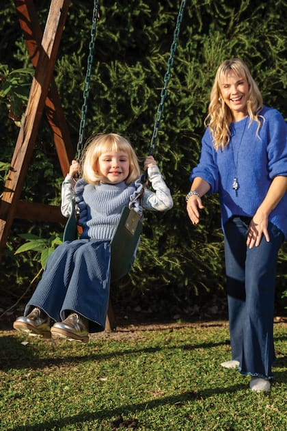 “A Carmela la veo decidida, es muy dulce, habla mucho y es muy lúdica”, describe la actriz, orgullosa, a su única hija.