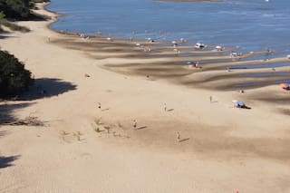 La ciudad con playa dorada a pocos kilómetros de Buenos Aires para disfrutar en verano