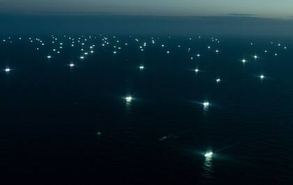 A casi 400 km de la costa, aproximadamente 300 buques pesqueros de diversas nacionalidades realizan esas actividades ilegales; la mayoría de ellos, pescan durante la noche y madrugada, utilizan luces apuntando al agua con el fin de atraer a los calamares, que son el principal atractivo de la zona
