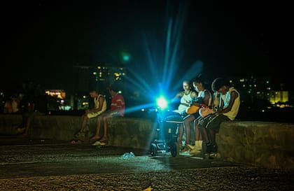 A causa de la crisis energética, los apagones se hicieron frecuentes en Cuba y dejan a los ciudadanos sin luz por horas