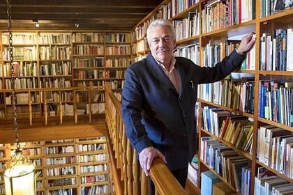 A Celorio se le reconoce “su excepcional obra literaria, que conjuga una lucidez crítica, que explora la identidad sentimental y la pérdida”, así como una “voz de notable elegancia y hondura reflexiva”