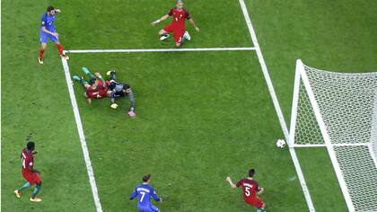 A centímetros del adiós: el remate de Gignac que dio en el poste derecho y le pudo haber dado el título a Francia