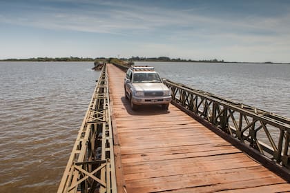 A Colonia Carlos Pelegrini se llega después de atravesar un puente