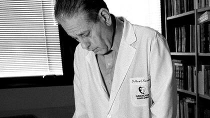 A comienzos de 1967, Favaloro comenzó a pensar en la posibilidad de utilizar la vena safena en la cirugía coronaria. La estandarización de esta técnica, llamada el bypass o cirugía de revascularización miocárdica, fue el trabajo fundamental de su carrera,