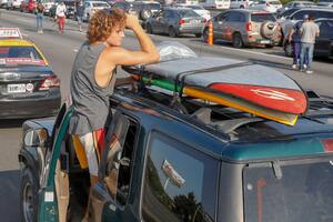 El surfer detenido por violar la cuarentena rompió el silencio y opinó sobre la foto en Olivos