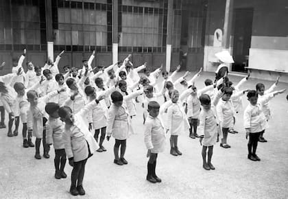 Desde la década de 1920, el guardapolvo blanco se generalizó en las escuelas públicas de todo el país, y por eso es muy importante saber cómo lavarlos