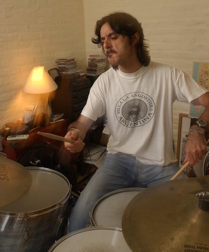 A comienzos de los 2000, con otro look y otra pose: "Yo me preparé para ser baterista de rock", recuerda ahora Pipi Piazzolla