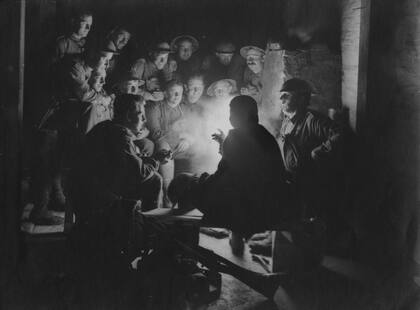 A consecuencia de la Primera Guerra Mundial, era casi imposible conseguir transporte y personal para las expediciones científicas.