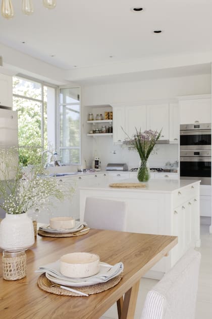 A continuación de la mesa, una isla cuadrada organiza el espacio de trabajo.