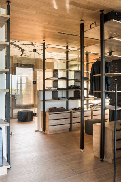 A continuación de la zona de descanso y el escritorio, sigue el espacio de vestidor (Arquimadera).