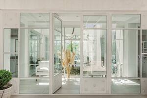 A continuación del patio de entrada se encuentra el hall, con dos sillones ‘Viena’ (Muliere Padilla) y paredes de vidrio que permiten ver la casa en toda su extensión. Los pisos interiores se unificaron con porcelanato (SBG).