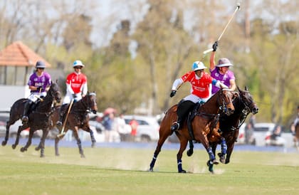 A correr: adelante Adolfito, detrás Poroto. Los Cambiaso manejan el juego de Scone