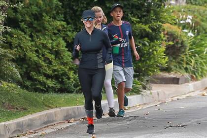 ¡A correr con Reese Witherspoon! La actriz salió con sus hijos Ava y Deacon a hacer gimnasia, en las cercanías de su mansión en Los Angeles