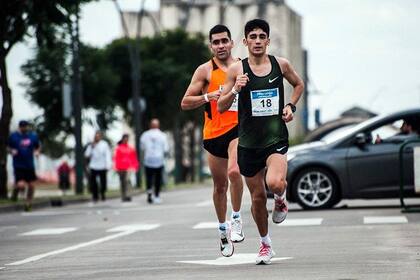 A correr: Lalo Ríos (de naranja, detrás de Eulalio Muñoz) se hizo atleta de largas distancias a los 28 años