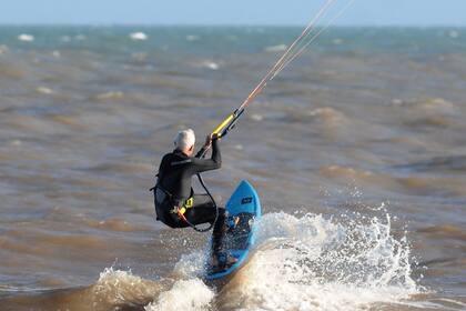 A Costantini le apasiona el agua y practica tabla a vela desde hace más de cuarenta años, primero fue windsurf y luego kite.