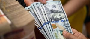 El blue rebotó $30 y las acciones abrieron la semana a la baja