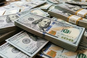 A cuánto cotizan el dólar oficial y blue este martes 12 de mayo