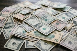 ¿A cuánto cotizan el dólar oficial y el blue este viernes 17 de abril?