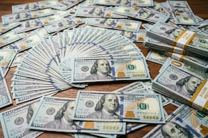 A cuánto cotiza el dólar oficial y blue este martes 28 de abril