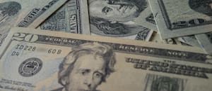 ¿A cuánto cotizan el dólar blue y el oficial este lunes 26 de mayo?