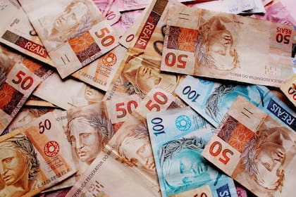 ¿A cuánto está el real oficial y blue hoy?