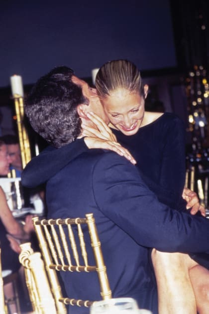 A cuatro meses de su boda secreta, John y Carolyn se muestran a puro mimo en una comida en el hotel Hilton.