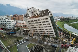 Taiwán: una cámara de seguridad captó el derrumbe de un edificio producto de un terremoto