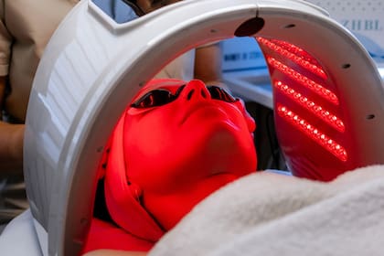 A diferencia de la luz azul, la roja se asocia más con reparación, firmeza y mejora global de la piel