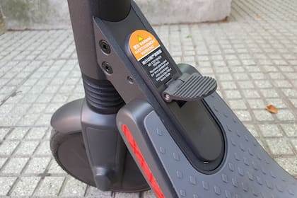 A diferencia de las versiones de alquiler, el scooter de Segway Ninebot de uso personal se puede plegar tras presionar este pequeño pedal