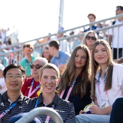 A diferencia de lo que se vio en la final de la Eurocopa, donde acompañó a su padre, el resy Felipe VI y se mostró tímida, a la infanta Sofía se la vio expresiva y confiada en compañía de su hermana mayor, la princesa Leonor