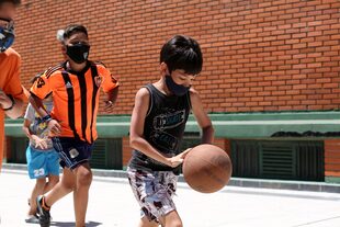 A diferencia de los adultos, los niños practican deporte con el tapabocas
