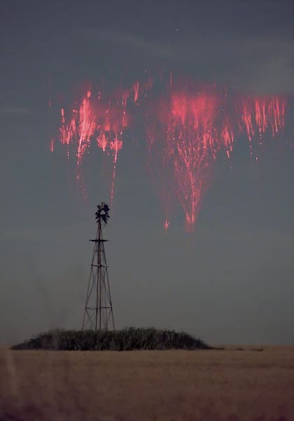 A diferencia de los chorros gigantes, los sprites se forman de manera independiente y suelen estar acompañados de otros eventos luminosos