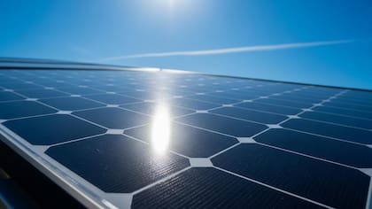 A diferencia de los complejos sistemas para techos, estos dispositivos fotovoltaicos compactos están diseñados para conectarse directamente a cualquier tomacorriente