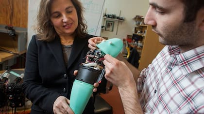 A diferencia de los modelos industriales, con estructuras rígidas, los robots blandos buscan aprovechar al máximo la flexibilidad de sus componentes al emular los músculos de los animales y humanos