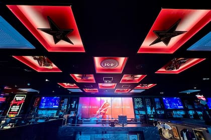 A diferencia de los otros locales, este es el primero de la cadena que tiene memorabilia en el techo