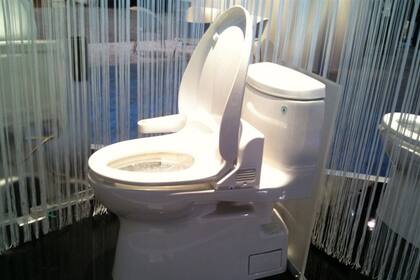 A diferencia de los washlet, los inodoros inteligentes japoneses, el sistema Toibot busca resolver la limpieza interna sin intervención humana