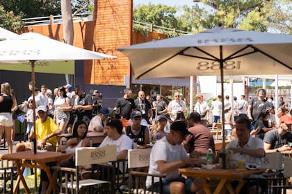 A diferencia de otras ediciones, la gente no se amontona para esperar un lugar y así sentarse a comer