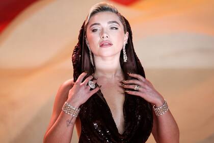 A diferencia de sus colegas, Florence Pugh optó por un look más tradicional en color negro, pero no por ello menos sexy