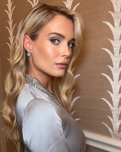 A diferencia de sus hermanas, Eliza eligió llevar el pelo suelto y con ondas suaves.