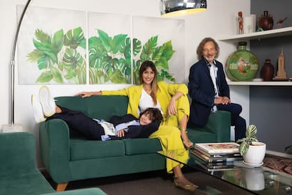 A diferencia de temporadas anteriores, este verano, decidieron quedarse en Buenos Aires: mientras Fabián divide su semana entre Buenos Aires y la Costa con Quién soy yo; Paula, hace Sólo sexo, en el Picadilly. Nino, por su parte, va a la colonia.