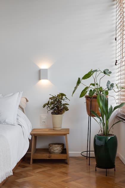 A diferencia del ambiente de uso común, las habitaciones eliminan el hormigón para un ambiente de descanso más acogedor.