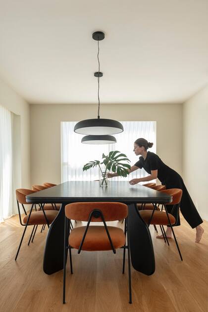 A diferencia del living, acá si se volvió al color con unas sillas naranjas (La Feliz). Mesa principal (Taller Ferro).