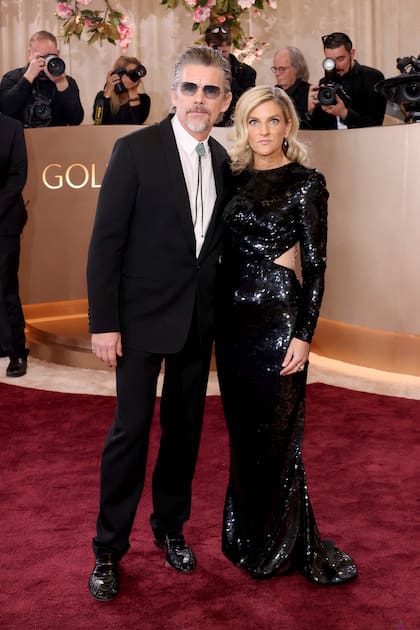 A diferencia del look floreado que eligió para los Critics' Choice, esta vez Ethan Hawke eligió un clásico traje negro. Su mujer, Ryan Hawke, llevó un acertado vestido negro cut-out de mangas largas cubierto con lentejuelas