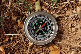 Dónde queda el punto exacto del polo norte magnético y a cuánta distancia está de EE.UU.