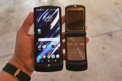 A diferencia del Razr original de 2004, no se puede abrir el teléfono levantando la tapa con el pulgar, porque todo el mecanismo es más rídigo