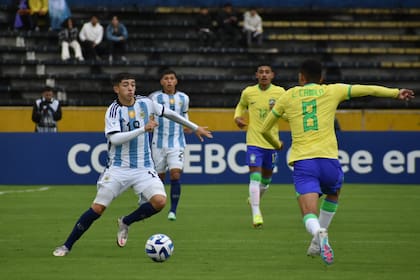 A dividir: Kevin Gutiérrez y Lucas Camilo disputan la pelota en el clásico entre la Argentina y Brasil, por el campeonato Sudamericano Sub 17 de Ecuador