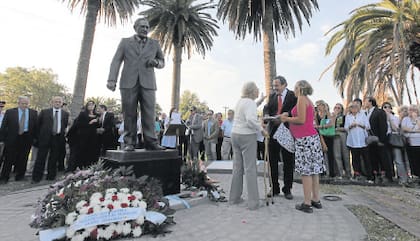 A dos años de la muerte de Raúl Alfonsín se levantó un monumento con su figura en Chascomús