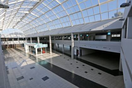 Es reconocida como la terminal fantasma: por allí pasa un micro por día.